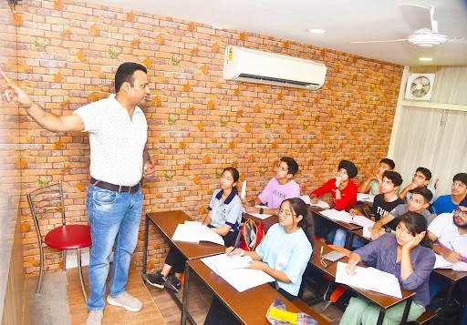 Image depicting a teacher conducting an engaging class at Zetta Career Institute.
